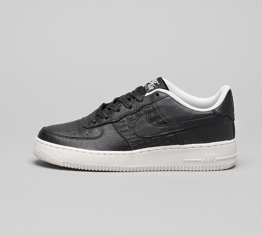 Women Nike Junior Air Force 1 LV8 Trainer | Black / Black / White